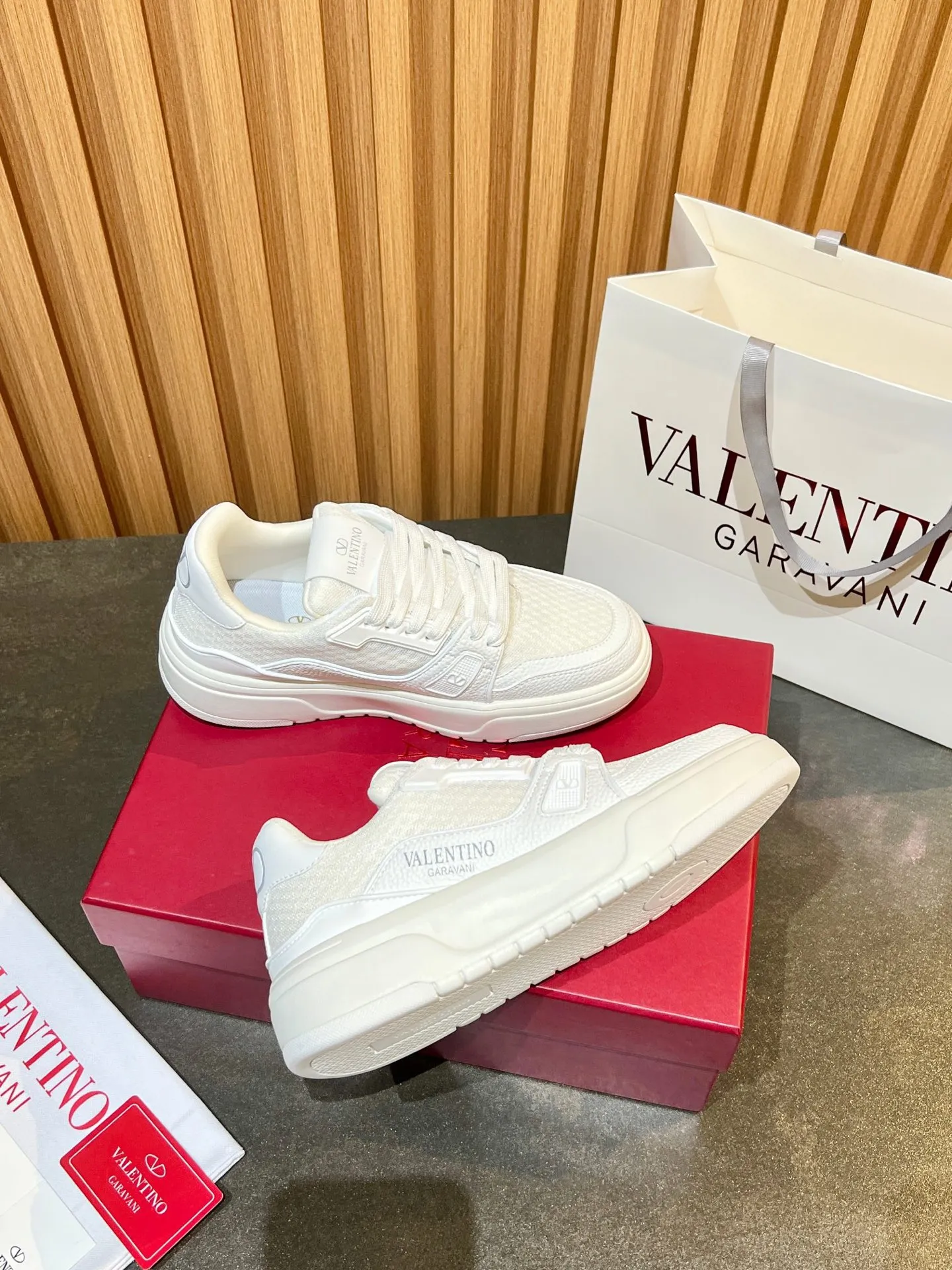 Men's men's shoes 💰640 VLNT Valentino 𝑶𝒏𝒆𝑺𝒕𝒖𝒅 Couple's sneakers series Valentino 2025 latest couple's sneakers, same style for celebrities, hot sale. Original ZP purchase and dismantling. Repeated pattern making and modification. Trying to restore 1:1 original version! Top luxury masterpiece, soft and comfortable, breathable and light, combines fashion and leisure, brings excellent and elegant texture and excellent on-foot comfort. Top purchasing version upper: imported high-end breathable mesh/original oil edge craftsmanship. Inner: imported mesh. Outsole: original development 𝐓𝐏𝐔 two-color combination outsole. Packaging: original configuration complete package. Code number: 35/44 (customized 45 46). Can be customized (self-labeled - no label) order.